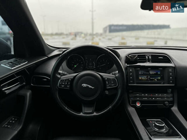 Черный Ягуар Ф-Пейс, объемом двигателя 2 л и пробегом 178 тыс. км за 19000 $, фото 22 на Automoto.ua
