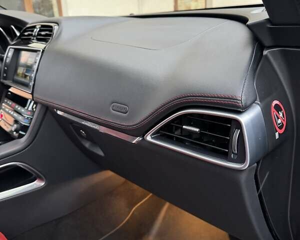 Чорний Ягуар Ф-Пейс, об'ємом двигуна 2 л та пробігом 123 тис. км за 23500 $, фото 30 на Automoto.ua