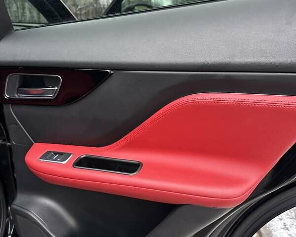 Чорний Ягуар Ф-Пейс, об'ємом двигуна 2 л та пробігом 123 тис. км за 23500 $, фото 22 на Automoto.ua