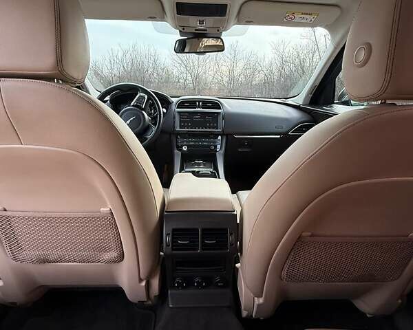 Черный Ягуар Ф-Пейс, объемом двигателя 2 л и пробегом 207 тыс. км за 23500 $, фото 6 на Automoto.ua