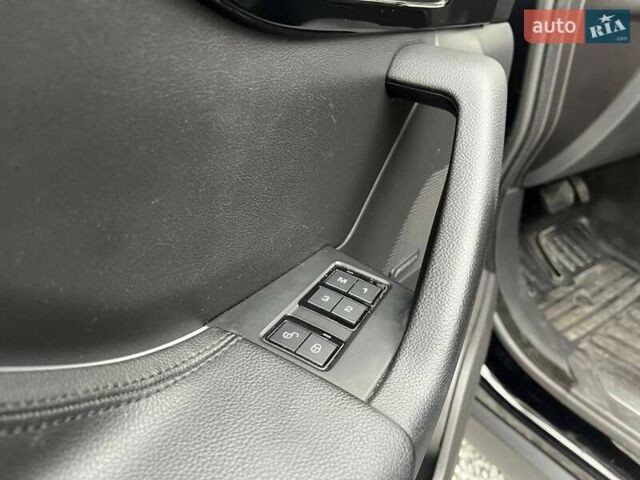 Чорний Ягуар Ф-Пейс, об'ємом двигуна 2 л та пробігом 214 тис. км за 18990 $, фото 16 на Automoto.ua