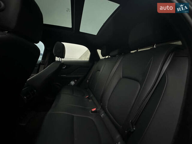 Черный Ягуар Ф-Пейс, объемом двигателя 2 л и пробегом 178 тыс. км за 19000 $, фото 12 на Automoto.ua