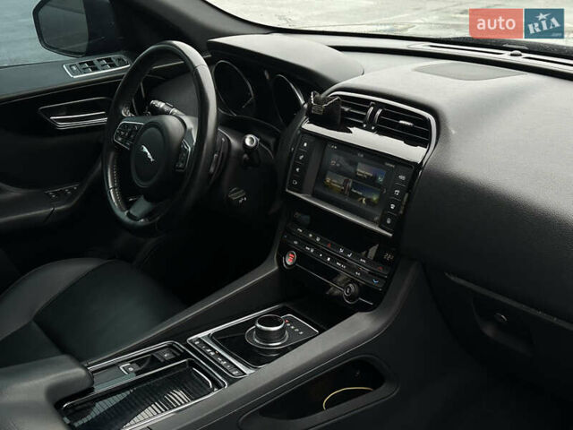 Черный Ягуар Ф-Пейс, объемом двигателя 2 л и пробегом 178 тыс. км за 19000 $, фото 18 на Automoto.ua