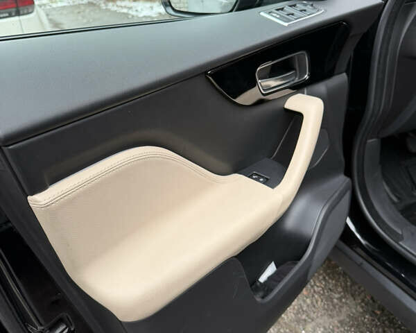 Черный Ягуар Ф-Пейс, объемом двигателя 2 л и пробегом 113 тыс. км за 23000 $, фото 10 на Automoto.ua