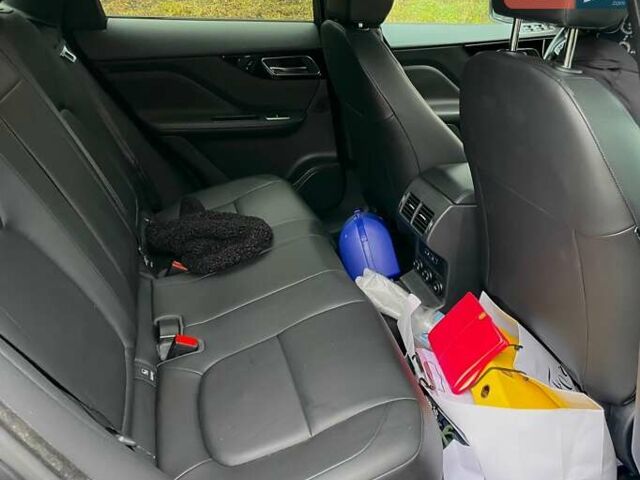 Черный Ягуар Ф-Пейс, объемом двигателя 2 л и пробегом 130 тыс. км за 22500 $, фото 12 на Automoto.ua