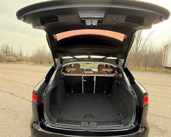 Черный Ягуар Ф-Пейс, объемом двигателя 2 л и пробегом 207 тыс. км за 23500 $, фото 3 на Automoto.ua