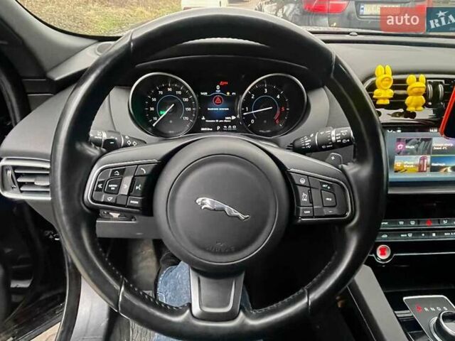 Черный Ягуар Ф-Пейс, объемом двигателя 2 л и пробегом 130 тыс. км за 22500 $, фото 15 на Automoto.ua