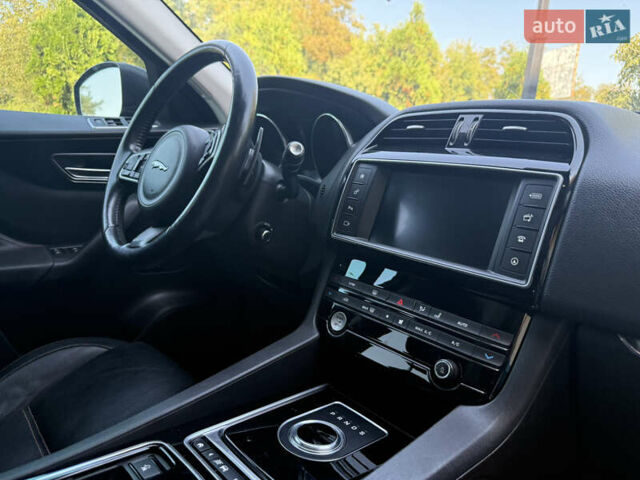 Черный Ягуар Ф-Пейс, объемом двигателя 2 л и пробегом 179 тыс. км за 19300 $, фото 12 на Automoto.ua