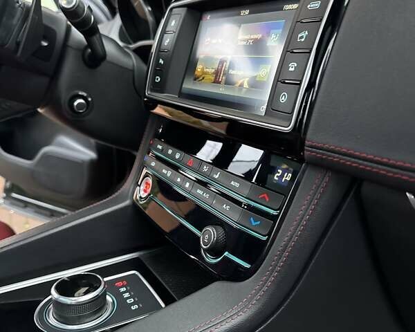 Чорний Ягуар Ф-Пейс, об'ємом двигуна 2 л та пробігом 123 тис. км за 23500 $, фото 32 на Automoto.ua