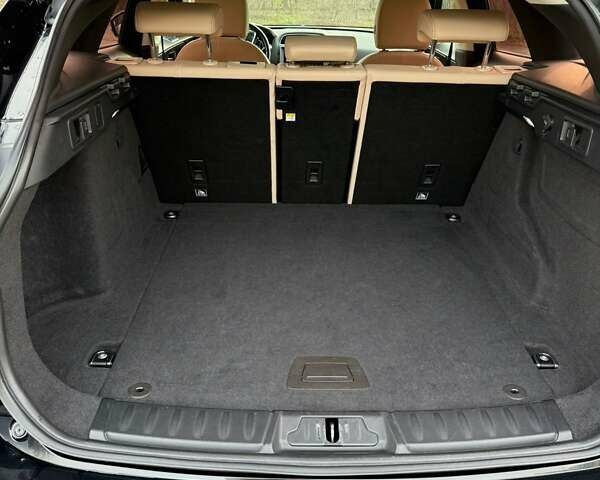 Черный Ягуар Ф-Пейс, объемом двигателя 2 л и пробегом 207 тыс. км за 23500 $, фото 2 на Automoto.ua