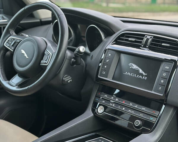 Чорний Ягуар Ф-Пейс, об'ємом двигуна 3 л та пробігом 86 тис. км за 27900 $, фото 12 на Automoto.ua