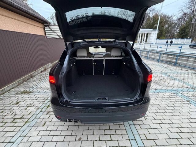 Черный Ягуар Ф-Пейс, объемом двигателя 2 л и пробегом 152 тыс. км за 24800 $, фото 7 на Automoto.ua