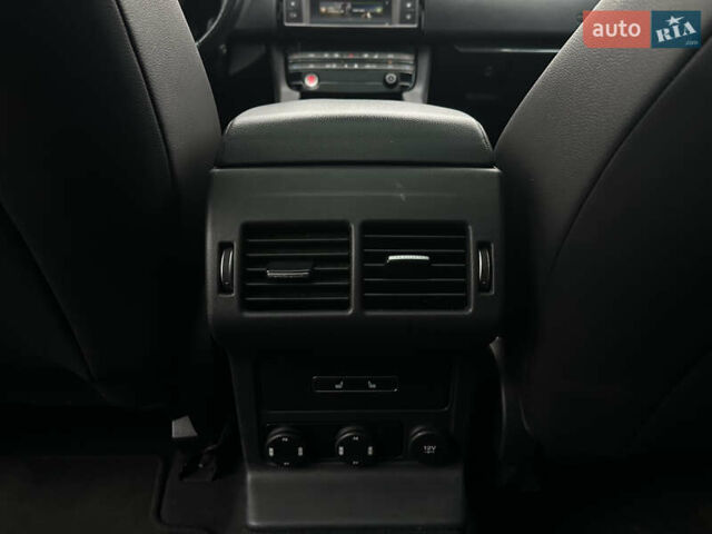 Черный Ягуар Ф-Пейс, объемом двигателя 2 л и пробегом 178 тыс. км за 19000 $, фото 13 на Automoto.ua