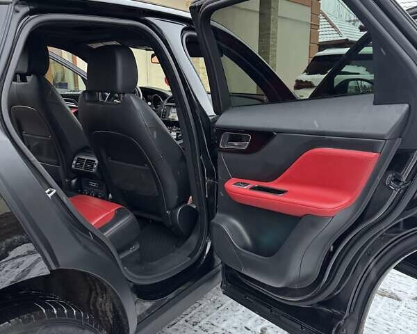 Чорний Ягуар Ф-Пейс, об'ємом двигуна 2 л та пробігом 123 тис. км за 23500 $, фото 26 на Automoto.ua