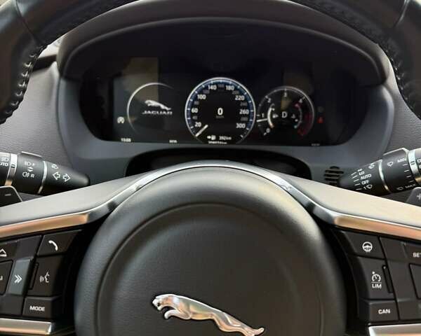 Черный Ягуар Ф-Пейс, объемом двигателя 2 л и пробегом 207 тыс. км за 23500 $, фото 7 на Automoto.ua