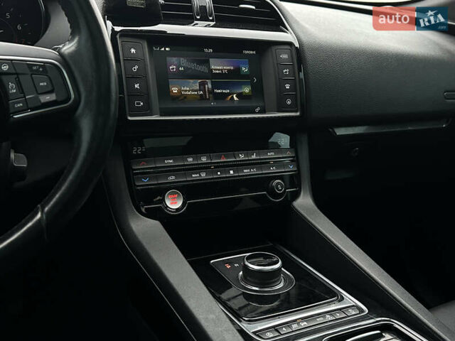 Черный Ягуар Ф-Пейс, объемом двигателя 2 л и пробегом 178 тыс. км за 19000 $, фото 15 на Automoto.ua