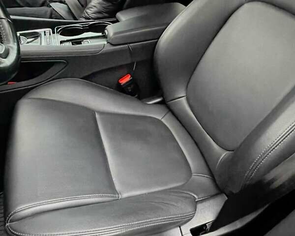 Черный Ягуар Ф-Пейс, объемом двигателя 2 л и пробегом 130 тыс. км за 22500 $, фото 11 на Automoto.ua