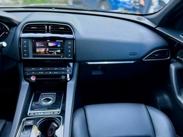 Черный Ягуар Ф-Пейс, объемом двигателя 3 л и пробегом 3 тыс. км за 21000 $, фото 4 на Automoto.ua