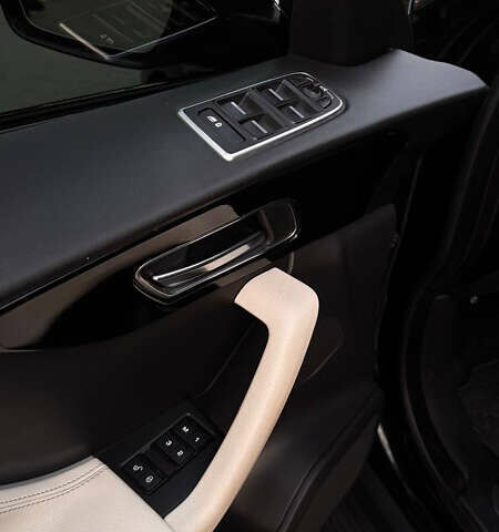 Чорний Ягуар Ф-Пейс, об'ємом двигуна 3 л та пробігом 100 тис. км за 24000 $, фото 17 на Automoto.ua