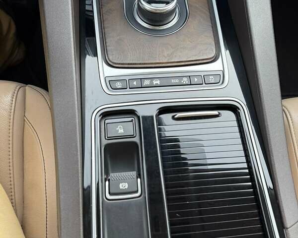 Черный Ягуар Ф-Пейс, объемом двигателя 2 л и пробегом 207 тыс. км за 23500 $, фото 5 на Automoto.ua