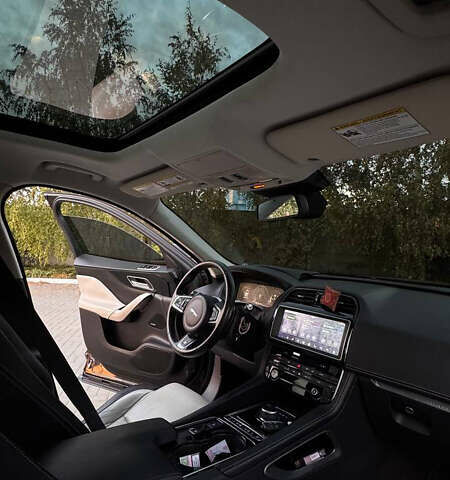 Чорний Ягуар Ф-Пейс, об'ємом двигуна 3 л та пробігом 100 тис. км за 24000 $, фото 13 на Automoto.ua