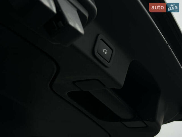 Черный Ягуар Ф-Пейс, объемом двигателя 2 л и пробегом 178 тыс. км за 19000 $, фото 24 на Automoto.ua
