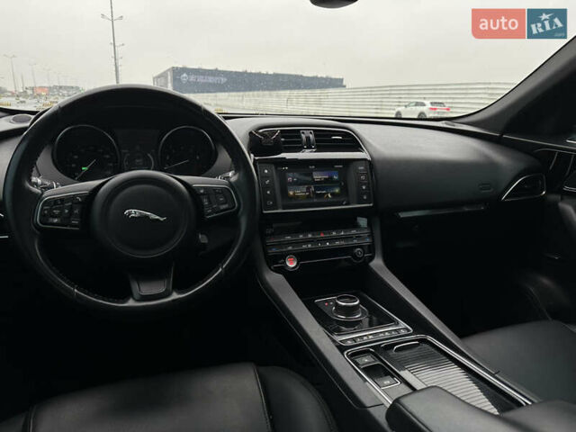 Черный Ягуар Ф-Пейс, объемом двигателя 2 л и пробегом 178 тыс. км за 19000 $, фото 14 на Automoto.ua