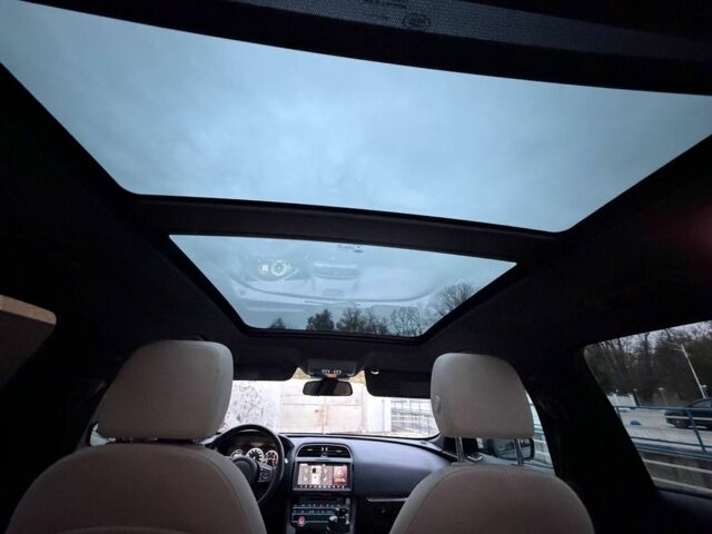 Черный Ягуар Ф-Пейс, объемом двигателя 2 л и пробегом 152 тыс. км за 24800 $, фото 6 на Automoto.ua