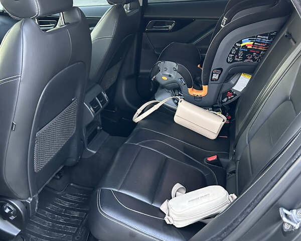 Чорний Ягуар Ф-Пейс, об'ємом двигуна 2.99 л та пробігом 157 тис. км за 30000 $, фото 18 на Automoto.ua