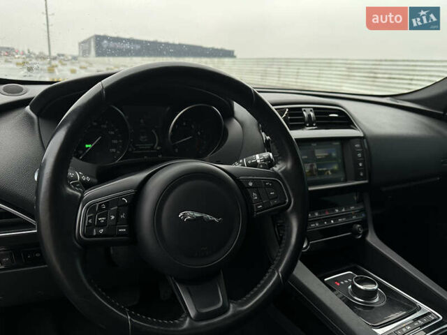 Черный Ягуар Ф-Пейс, объемом двигателя 2 л и пробегом 178 тыс. км за 19000 $, фото 19 на Automoto.ua