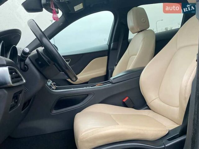 Черный Ягуар Ф-Пейс, объемом двигателя 2 л и пробегом 132 тыс. км за 25490 $, фото 9 на Automoto.ua