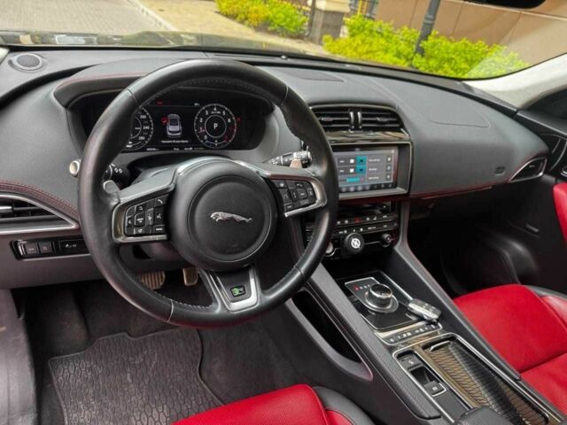 Черный Ягуар Ф-Пейс, объемом двигателя 2 л и пробегом 83 тыс. км за 33500 $, фото 12 на Automoto.ua