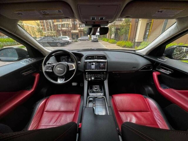 Черный Ягуар Ф-Пейс, объемом двигателя 2 л и пробегом 83 тыс. км за 33500 $, фото 11 на Automoto.ua