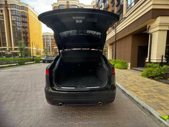 Черный Ягуар Ф-Пейс, объемом двигателя 2 л и пробегом 83 тыс. км за 33500 $, фото 7 на Automoto.ua