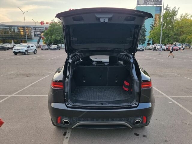 Черный Ягуар Ф-Пейс, объемом двигателя 2 л и пробегом 132 тыс. км за 19999 $, фото 11 на Automoto.ua