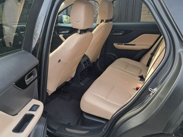 Черный Ягуар Ф-Пейс, объемом двигателя 2 л и пробегом 104 тыс. км за 266000 $, фото 5 на Automoto.ua