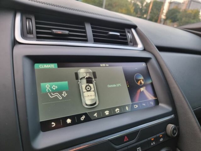 Черный Ягуар Ф-Пейс, объемом двигателя 2 л и пробегом 132 тыс. км за 19999 $, фото 19 на Automoto.ua