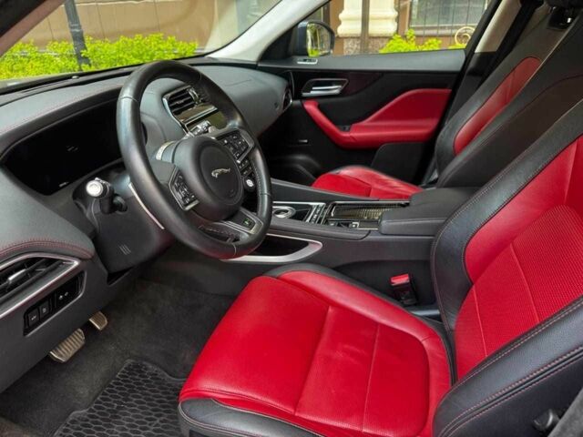 Черный Ягуар Ф-Пейс, объемом двигателя 2 л и пробегом 83 тыс. км за 33500 $, фото 18 на Automoto.ua