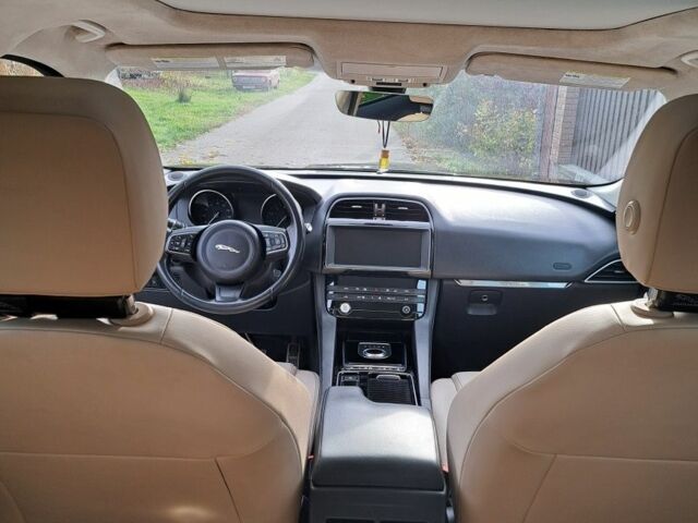 Черный Ягуар Ф-Пейс, объемом двигателя 2 л и пробегом 104 тыс. км за 266000 $, фото 4 на Automoto.ua