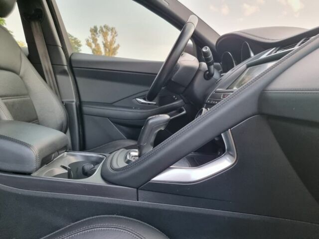 Черный Ягуар Ф-Пейс, объемом двигателя 2 л и пробегом 132 тыс. км за 19999 $, фото 21 на Automoto.ua