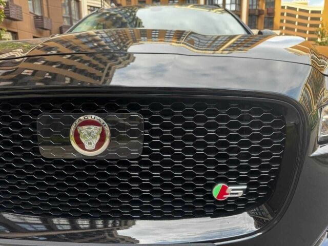 Черный Ягуар Ф-Пейс, объемом двигателя 2 л и пробегом 83 тыс. км за 33500 $, фото 2 на Automoto.ua