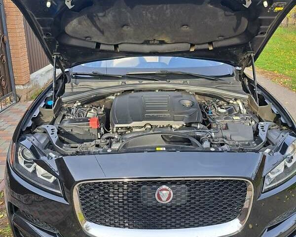 Черный Ягуар Ф-Пейс, объемом двигателя 2 л и пробегом 102 тыс. км за 26600 $, фото 4 на Automoto.ua