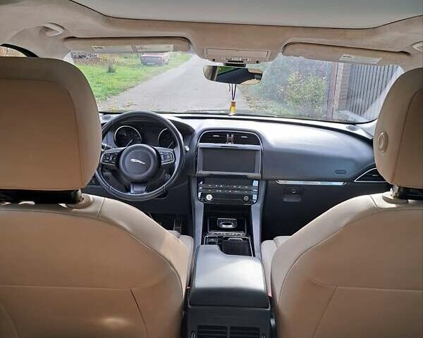 Черный Ягуар Ф-Пейс, объемом двигателя 2 л и пробегом 102 тыс. км за 26600 $, фото 10 на Automoto.ua