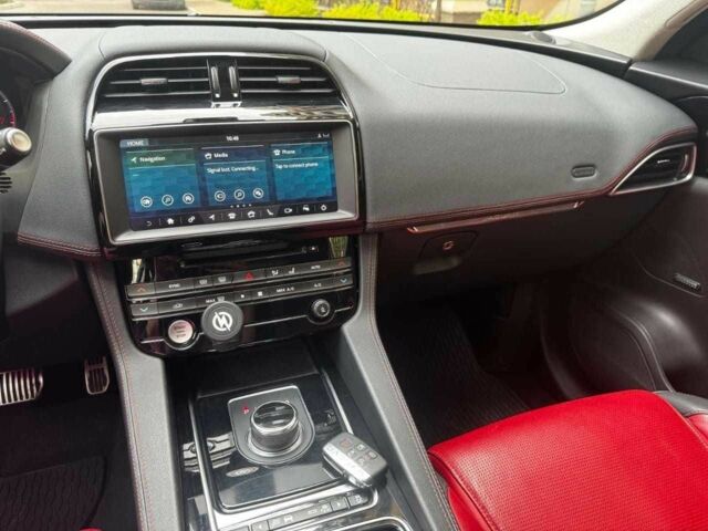 Черный Ягуар Ф-Пейс, объемом двигателя 2 л и пробегом 83 тыс. км за 33500 $, фото 13 на Automoto.ua