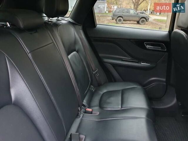 Черный Ягуар Ф-Пейс, объемом двигателя 2 л и пробегом 208 тыс. км за 18500 $, фото 5 на Automoto.ua
