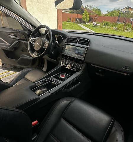 Чорний Ягуар Ф-Пейс, об'ємом двигуна 2 л та пробігом 180 тис. км за 22000 $, фото 10 на Automoto.ua