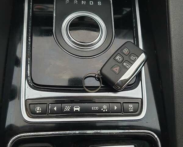 Черный Ягуар Ф-Пейс, объемом двигателя 2 л и пробегом 208 тыс. км за 18500 $, фото 6 на Automoto.ua