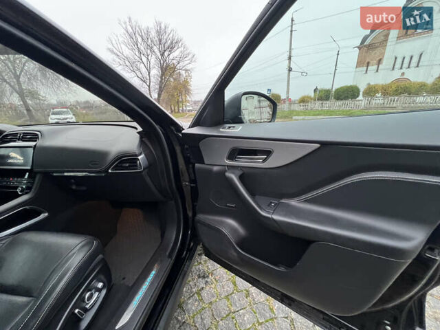 Чорний Ягуар Ф-Пейс, об'ємом двигуна 3 л та пробігом 98 тис. км за 28500 $, фото 26 на Automoto.ua