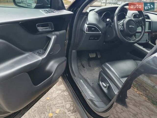 Черный Ягуар Ф-Пейс, объемом двигателя 2 л и пробегом 208 тыс. км за 18500 $, фото 7 на Automoto.ua