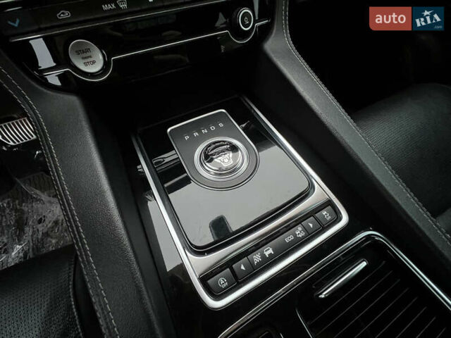 Чорний Ягуар Ф-Пейс, об'ємом двигуна 3 л та пробігом 98 тис. км за 28500 $, фото 21 на Automoto.ua